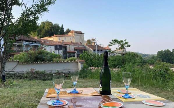 Outdoor dining - POTERNE Logement raffiné avec jardin (Aubeterre-sur-Dronne)