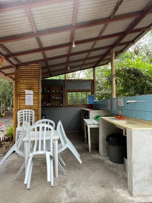 Horno, parrilla de estufa y utensilios de cocina 