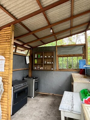 Ovn, kogeplade, køkkentøj/tallerkener/redskaber