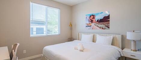 Skrivebord, strykejern/-brett, wi-fi (inkludert) og sengetøy