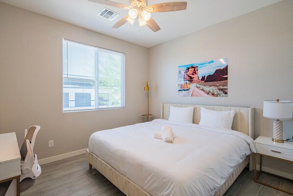 Skrivebord, strykejern/-brett, wi-fi (inkludert) og sengetøy