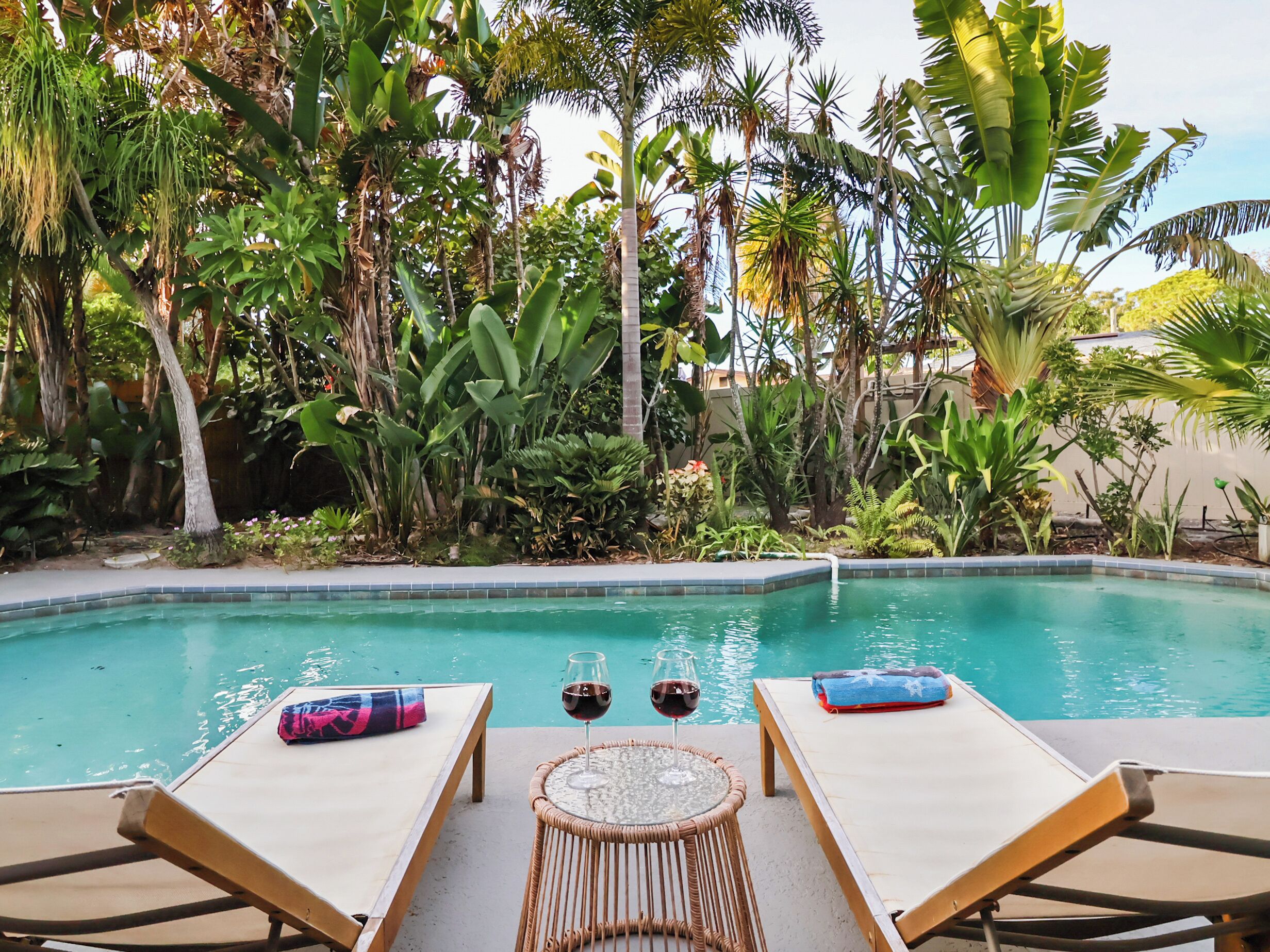 Een buitenzwembad, een verwarmd zwembad