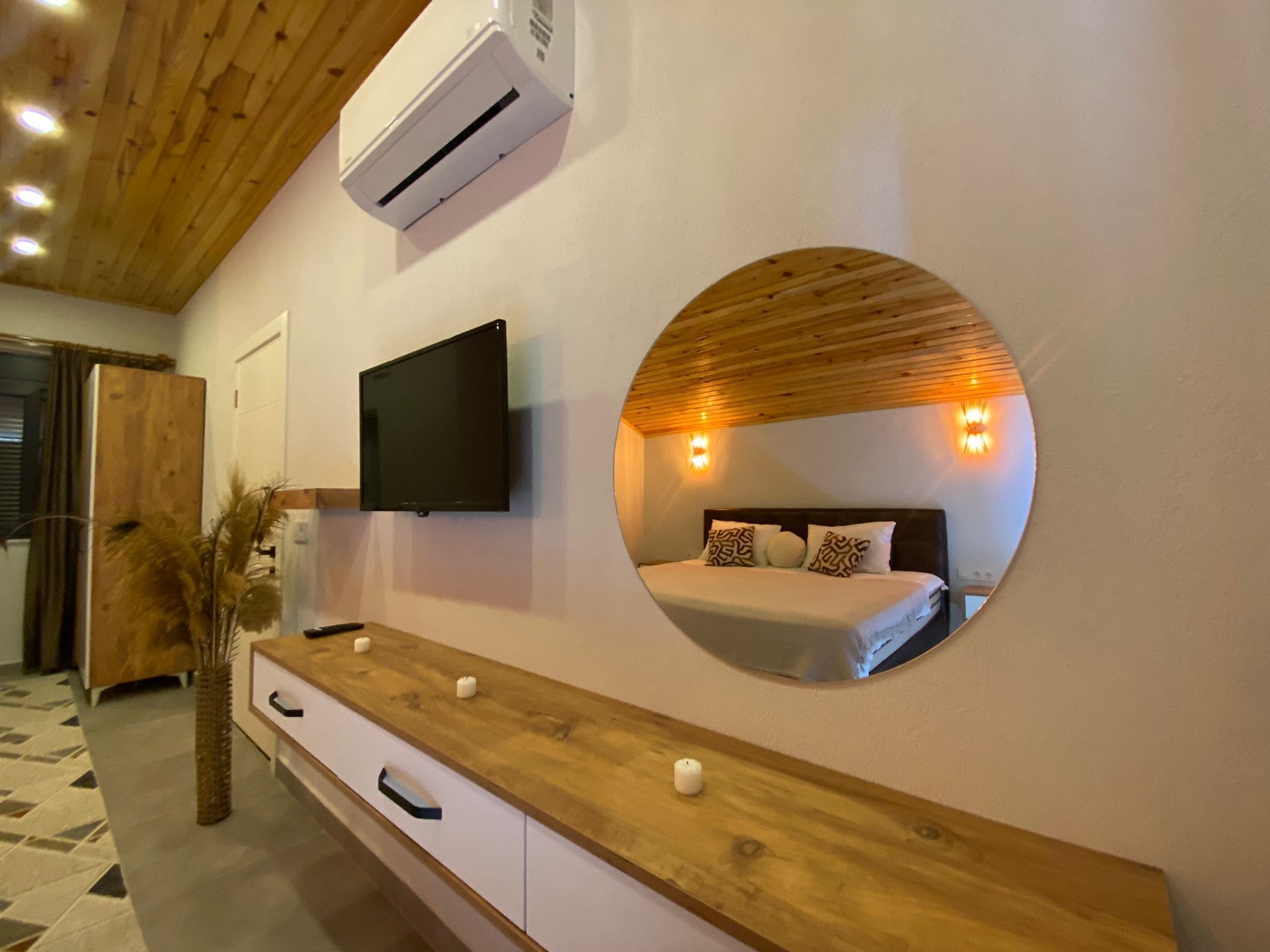 Planxa i posts de planxar, wifi i roba de llit 