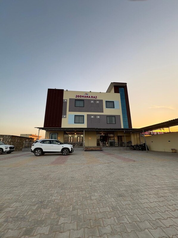 Front of property - Jodhana Raj Hotel & Restaurant (Ajmer)