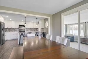 Dining - Peaceful 3-bedroom cottage on the lake (Trufant)