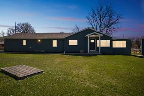 Exterior - Peaceful 3-bedroom cottage on the lake (Trufant)