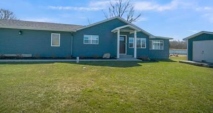 Peaceful 3-bedroom cottage on the lake
