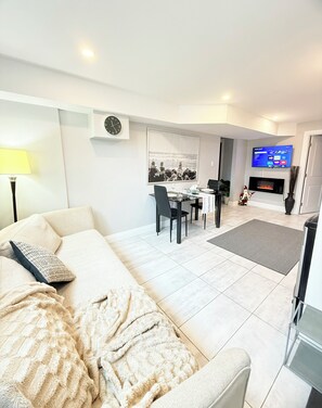 Smart TV, fireplace - 2BR Walkout Suite | 2 Parking | Pool | Walk to GO (Mississauga)