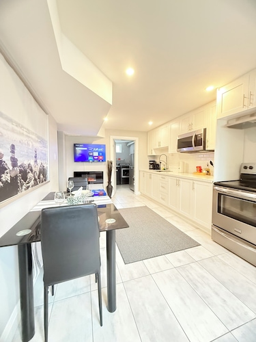 2BR Walkout Suite | 2 Parking | Pool | Walk to GO