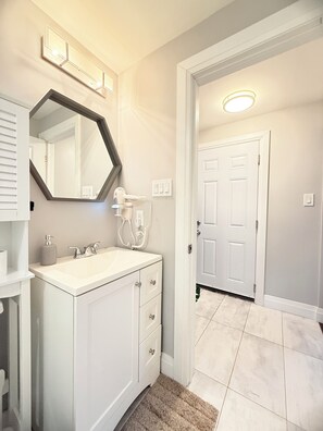 Hair dryer, towels, soap, shampoo - 2BR Walkout Suite | 2 Parking | Pool | Walk to GO (Mississauga)