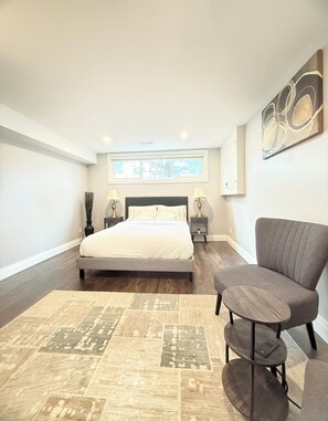 2 bedrooms, desk, iron/ironing board, travel crib - 2BR Walkout Suite | 2 Parking | Pool | Walk to GO (Mississauga)