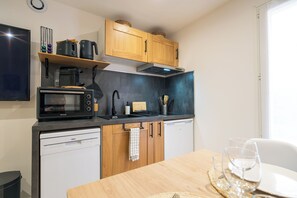 Kjøleskap, ovn, kokeplater og oppvaskmaskin