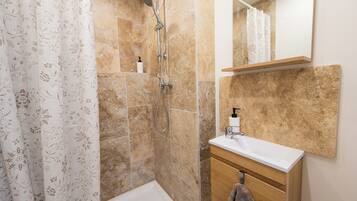 Dusj, hårføner, håndklær og såpe