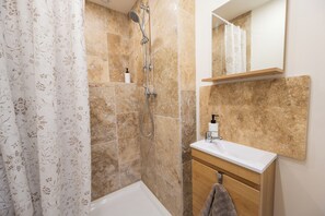 Dusj, hårføner, håndklær og såpe