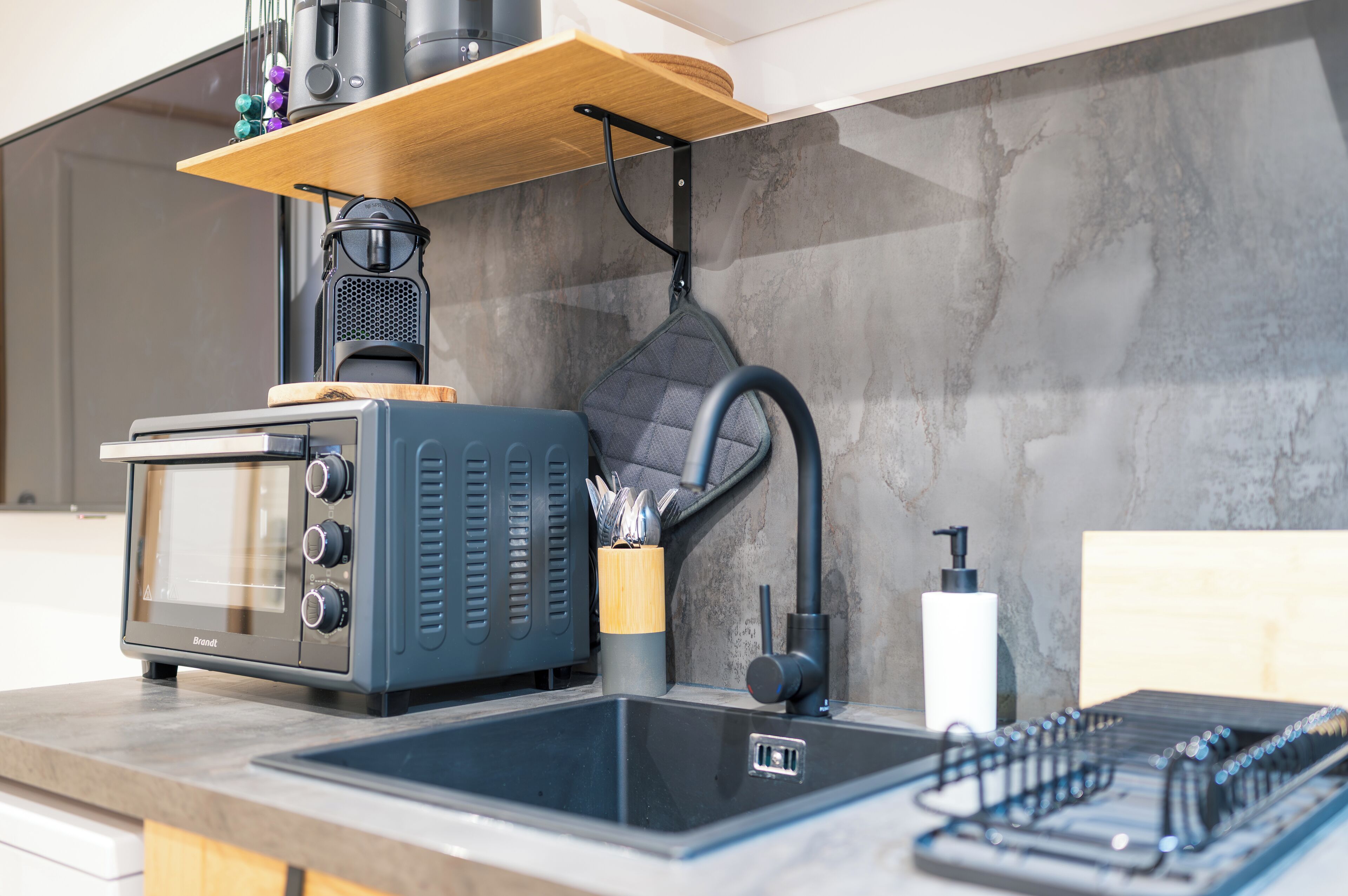 Kjøleskap, ovn, kokeplater og oppvaskmaskin