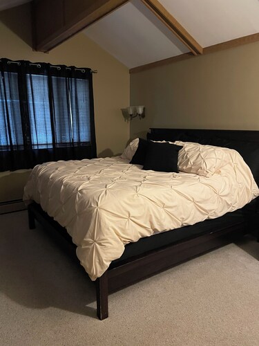 Hander Haus: 6 bed 3 bath chalet at Whitecap Mountains.