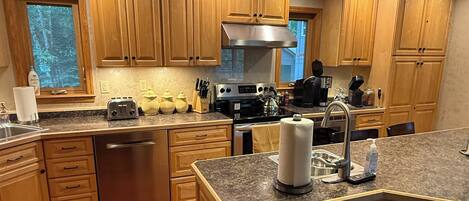 Kylskåp, mikrovågsugn, ugn och spishäll