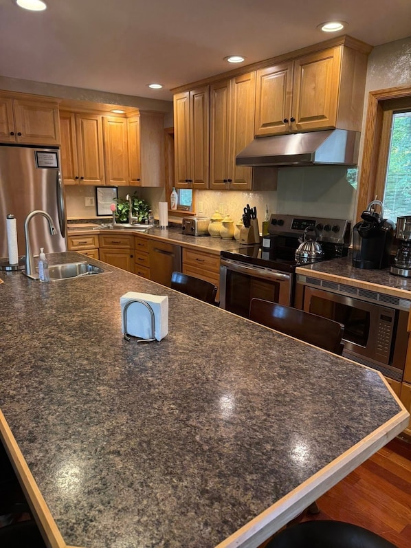 Refrigerador, microondas, horno y parrilla de estufa 