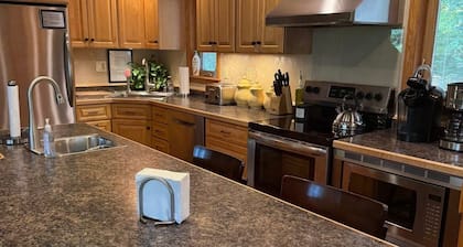 Hander Haus: 6 bed 3 bath chalet at Whitecap Mountains.