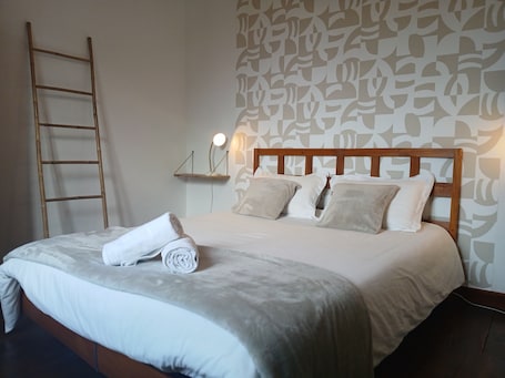 2 bedrooms, iron/ironing board, WiFi, bed sheets. Whole apartment 4 persons in saint jean pied de port center