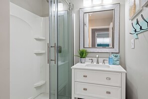 Douche, sèche-cheveux, serviettes fournies, savon