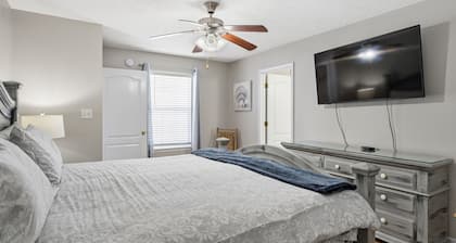 White Shores, Pet Friendly, Beautiful massive Pool, Short walk to the Beach.