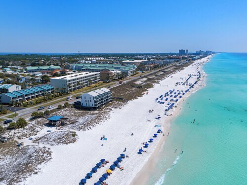 White Shores, Pet Friendly, Beautiful massive Pool, Short walk to the Beach.