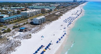 White Shores, Pet Friendly, Beautiful massive Pool, Short walk to the Beach.