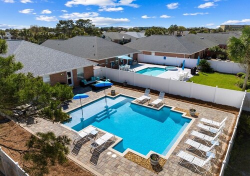 White Shores, Pet Friendly, Beautiful Large Pool, Walking Distance to the Beach.