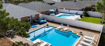 White Shores, Pet Friendly, Beautiful Large Pool, Walking Distance to the Beach.