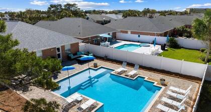White Shores, Pet Friendly, Beautiful Large Pool, Walking Distance to the Beach.