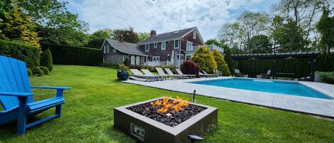 Een buitenzwembad, een verwarmd zwembad