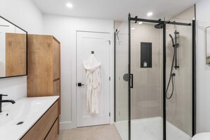 Shower, hair dryer, towels, shampoo - New Condo - Elegance, Lake & Mountain Biking (Mont-Blanc)