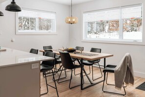 Dining - New Condo - Elegance, Lake & Mountain Biking (Mont-Blanc)