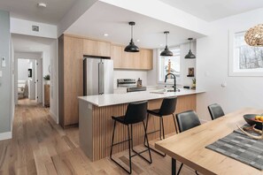 Dining - New Condo - Elegance, Lake & Mountain Biking (Mont-Blanc)