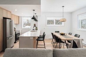Fridge, microwave, oven, stovetop - New Condo - Elegance, Lake & Mountain Biking (Mont-Blanc)