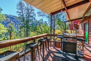 Outdoor dining - Mountain Top Cabin with a View - Bear Cabin (Ruidoso)
