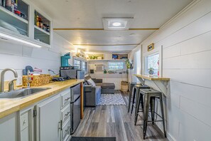 Refrigerador, microondas, cafetera/tetera, tostadora