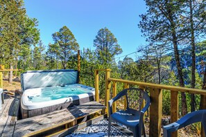 Outdoor spa tub - Mountain Top Cabin with a View - Bear Cabin (Ruidoso)