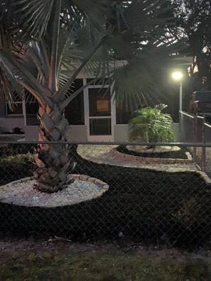 Property grounds - Cozy Palm Retreat 
Enjoyable 3-bedroom house with AC for a relaxing stay (Sarasota)