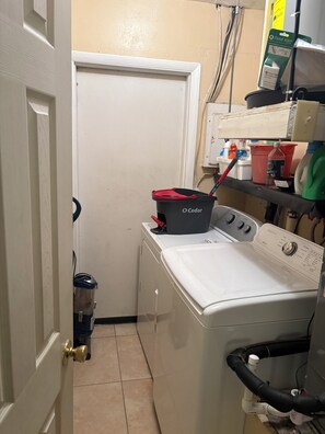 Interior - Cozy Palm Retreat 
Enjoyable 3-bedroom house with AC for a relaxing stay (Sarasota)