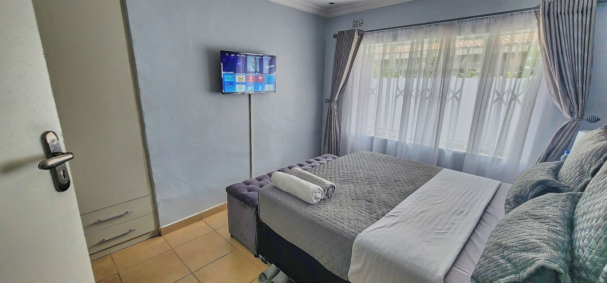 3 室のベッドルーム、アイロン / アイロン台、WiFi (無料)、ベッドシーツ