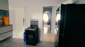 冰箱、微波炉、烤箱、炉灶