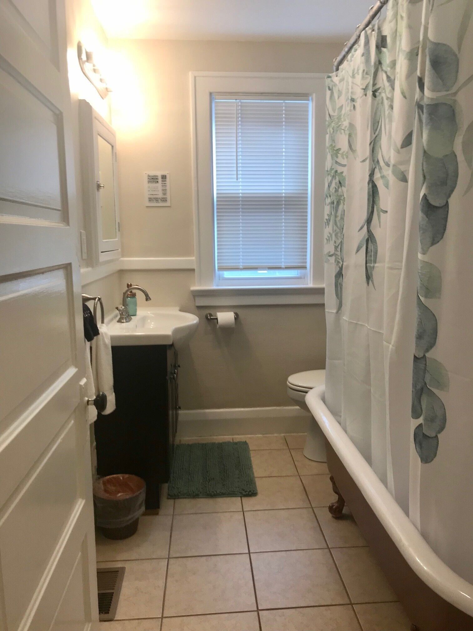 Sèche-cheveux, serviettes fournies, savon, papier toilette