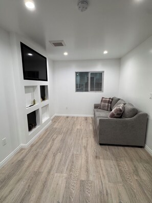 Interior - Cozy 1-bedroom house in peaceful Los Angeles with AC (Los Angeles)