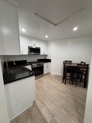 Private kitchen - Cozy 1-bedroom house in peaceful Los Angeles with AC (Los Angeles)