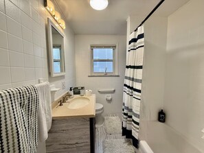 Secadora de cabello, toallas, jabón, shampoo 