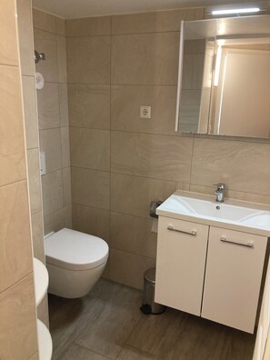Dusche, Handtücher, Toilettenpapier