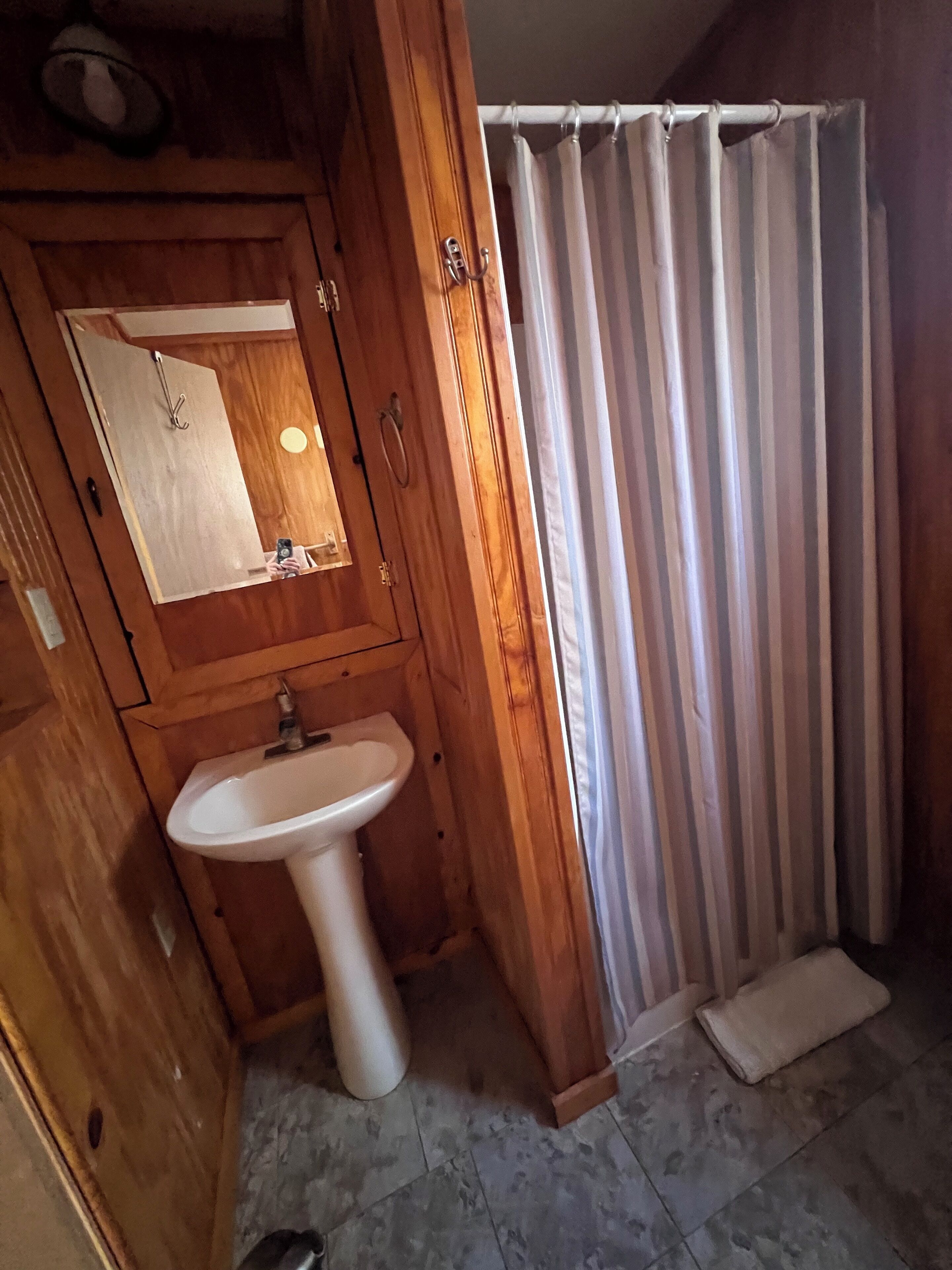 Douche, serviettes fournies, savon, papier toilette