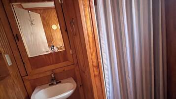 Douche, serviettes fournies, savon, papier toilette